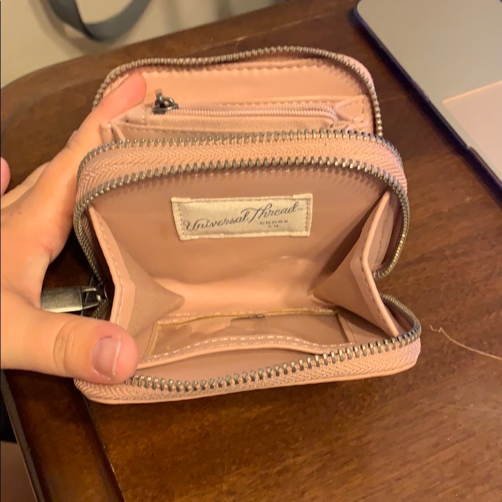 Universal Thread Wallet - Picture 2 of 3
